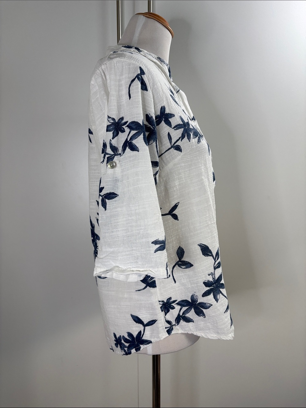 White & Navy Floral Italian Linen Button-Down Shirt M - Picture 5 of 5
